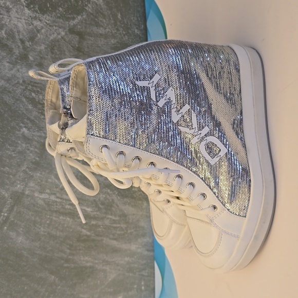Sneakers bianche Antonia con zeppa alta ed accessori